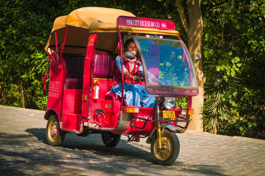 Frau fährt eine Riksha